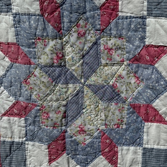 Beautiful Quilt - Picture 4 of 10